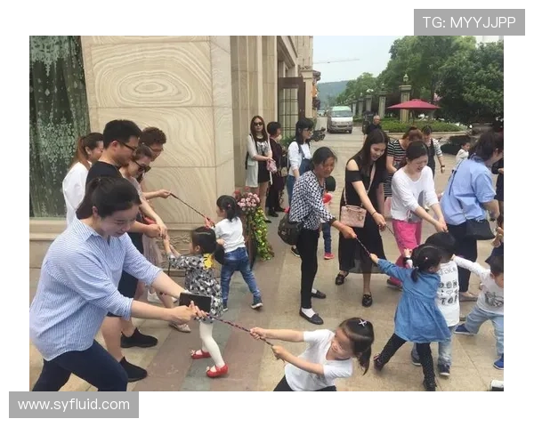 足球明星挑战麻辣面极限美食赛场的火辣体验与欢乐瞬间
